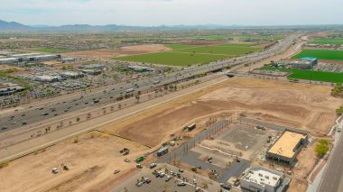 Hava görüntüsü, Phoenix Arizona yakınlarındaki çölde tarlaların, inşaatın ve kentsel gelişimin yoğun olduğunu gösteriyor.