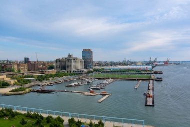 Brooklyn marina manzarasının keyfini çıkarın. NYC Amerika 'nın altındaki şehir kıyısı yakınlarında demirli tekneler var.