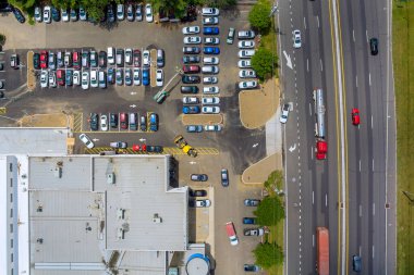 New Jersey 'deki ana yol kenarındaki kalabalık otoparkın hava görüntüsü.