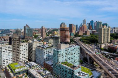 Brooklyn şehir merkezindeki canlı şehir New York Amerika 'daki modern binaların yoğun yollarını gözler önüne seriyor.