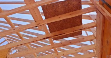 Tahta kirişler üçgen şeklinde dizilmiş. Bu da çatı iskeletinin ilk aşamalarını gösteriyor.