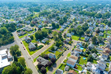 Sayreville Amerikan kasabası New Jersey banliyösünde çeşitli evler sakin atmosfer altında düzenli çimenler var..