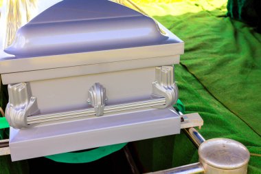 Gümüş tabut yeşil kumaşa konur, defin töreni sırasında defin için hazır olur..