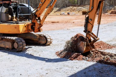 İnşaat alanında siper kazmak için ağır makineli kazıcı