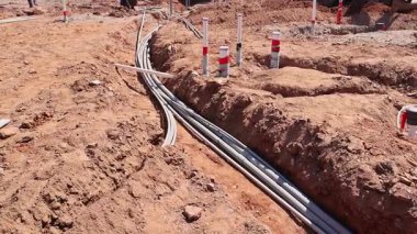İşçiler, vakıf işi sırasında inşaat sahasındaki hendekte elektrik hatları düzenliyor