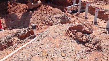 Kazı makineleri, atık su tesisat sistemleri iş sahasında yer altına kurulurken bölgede çalışır.