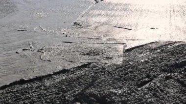 Beton karıştırıcı yeni kaldırım için güçlendirilmiş parmaklıklara taze beton döküyor