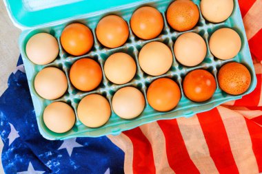 Amerikan bayrağı temalı yüzeyinde çeşitli tonlarda 18 yumurta. Yumurtalar standart yumurta kutusunda doğal renkleri gösterir.