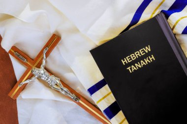 24 Nisan 2025 Kudüs İsrail Haçı ve İbrani Tanakh, Mesih 'in dini gelenek cemaatini yansıtan uzun süreli dua şalının üzerindeler..