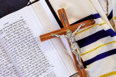 24 Nisan 2025 Kudüs İsrail Mesih Yahudi Cemaati, kutsal kitap İbrani Tanakh dua şalının üzerinde yansıtıcı bağlılık anında dinleniyor. 