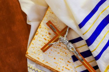 Tallit dua şalına sarılı haç, bayramın dini anlamını sembolize eder..