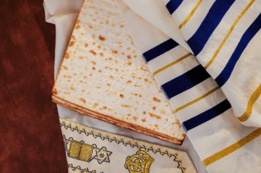 Matzah, Fısıh bayramı boyunca gelenekleri sembolize ederek, güzel tasarlanmış tallit dua şalının üzerinde dinleniyor..