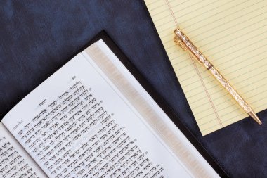 24 Nisan 2025 Kudüs İsrail Antik İbrani Tanakh kitabı altın kalemle masanın üzerinde yatıyor, not defteri Mesih Yahudi Cemaati 'nin 