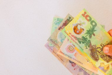 Birkaç canlı Papua Yeni Gine banknotuyla el ele tutuşarak Merkez Bankası tarafından yayınlanan karmaşık tasarımlarını gözler önüne serdiler.