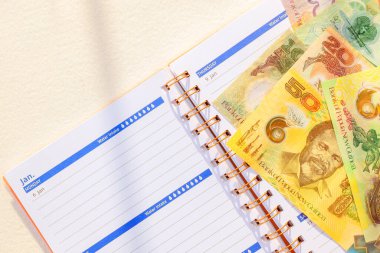Papua Yeni Gine banknotları Ocak ayında yeni haftanın başı için para birimi planlayıcılarının üstüne yerleştiriliyor.