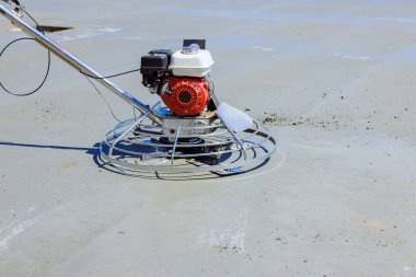 İnşaat alanındaki çimento yüzeyi pürüzsüz beton kaplama tamamlama araçları iş günü altında