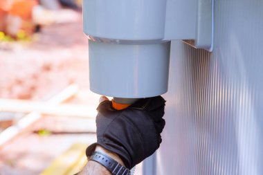 Havuz bakımı için yüzme havuzunda filtre tank sistemi inşaatına işçi ekleme bileşeni