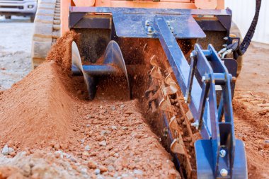 Siper ağır makineleri inşaat sahasında inşaat için hazırlık yaparken toprağı sürüyorlar.