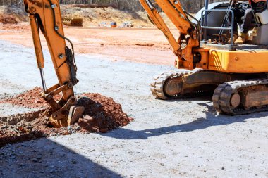 Ağır makineler inşaat alanında inşaat alanında yer kazıyor.