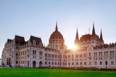 Gün ışığı Budapeşte 'deki Macar Parlamentosu' nun süslü cephesinde akşam yaklaşırken parlıyor.