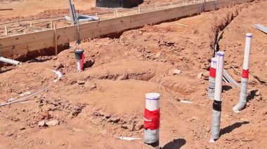 Kanalizasyon PVC boruları olan inşaat alanını siper inşaatı için hazır hale getirin..