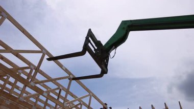 İnşaat alanındaki ağaçlarla çevrili ağaçlarda telsizci manevraları yapıyor.