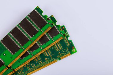 Yeşil panolu çeşitli hafıza modülleri altın konnektörleri, RAM modülleri teknolojisi.
