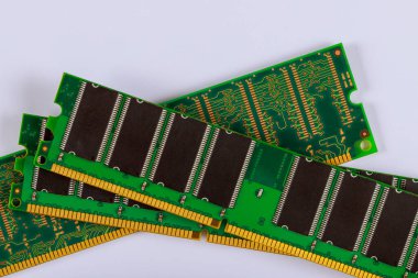 Yığılmış yeşil devre kartlarında siyah bellek RAM çipleri elektronik bileşenler bağlantılarını gösterir.
