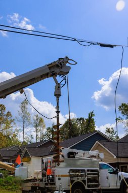 Ağır makineler evlerle çevrili elektrik direklerinin kurulumunda kullanılıyor.