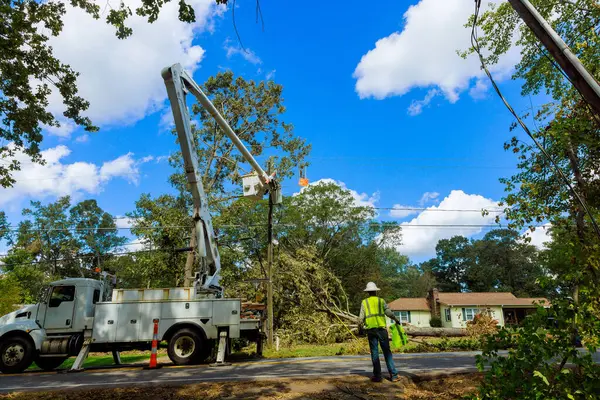 İşçiler, kenar mahallelerdeki elektrik hatlarını onarmak için kamyon kullanıyor..