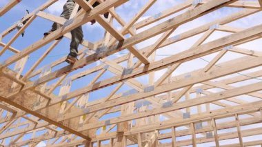 İnşaat işçisi ahşap çatı iskeleti yapısı inşa ediyor, araçları kullanıyor