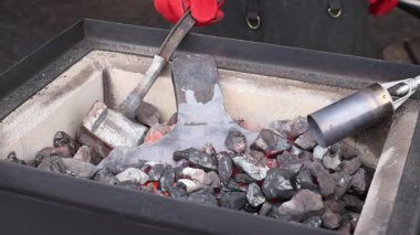 Demirciler geleneksel metal çalışma tekniklerini balta yapımında ısıtmalı araçlar kullanarak kullanırlar..