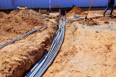 İnşaat alanındaki siperlere endüstriyel elektrik hatları kuruluyor.