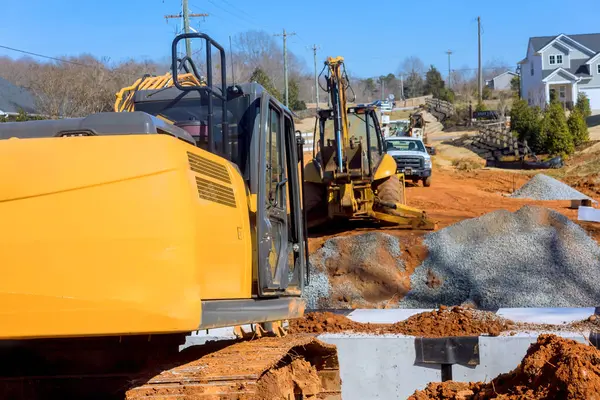 Ağır makineler, çalışma alanındaki yerleşim alanındaki inşaat çalışmalarına aktif olarak dahil edilmiştir..