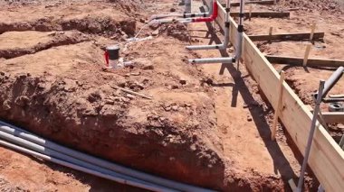 İşçi vakıf işi sırasında inşaat alanındaki hendek toprağına elektrikli pvc borular döşüyordu.