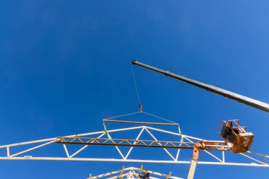 Turna, yoğun inşaat sahasında büyük gövde bileşenlerini havaya kaldırır..