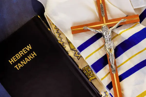 24 Nisan 2025 Kudüs İsrail İbrani Tanakh, bir haç, Tallit bir araya getirilmiş, Mesih 'in Yahudi geleneğini simgeliyor..
