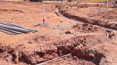 İşçiler inşaat sahasında kurulum için toprak kazıyorlar