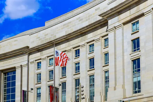 19 Nisan 2025 Washington D.C. Amerikan bayrağı Reagan Binası 'ndan dalgalanıyor ve Washington D.C. mimari güzelliğini gözler önüne seriyor..