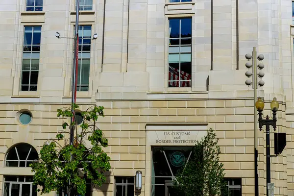 19 Nisan 2025 Washington DC ABD Gümrük Binası Washington DC 'de modern mimariyi gösteriyor.