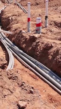 İşçiler, vakıf işi sırasında inşaat sahasındaki hendekte elektrik hatları düzenliyor