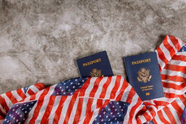İki Amerikan pasaportu Amerikan bayrak battaniyesinin üzerinde..