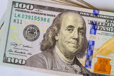 Benjamin Franklin 'in para birimi tasarımını vurgulayan 100 dolarlık banknot..