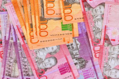 Dominik Cumhuriyeti, pezo banknotları düzenli bir şekilde izlenmek üzere düzenlenmiş çeşitli banknotlar halinde fatura ediyor.