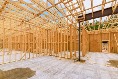 Yeni konut inşaatı projesine ahşap çerçeve döşeniyor.