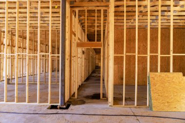 Çalışma günlerinde gelişmekte olan yapıda ahşap çerçeve boş alanları içeren yeni inşaat süreci