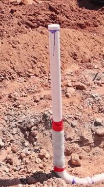 Hendekteki PVC atık su boru bölümlerine bağlanarak, iş günü altında hizalama kurulumunun sağlanması