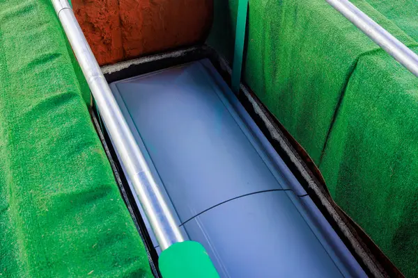 Defin sırasında, seremoni sırasında, huzurlu bir mezarlıkta tabut toprağa düşer.