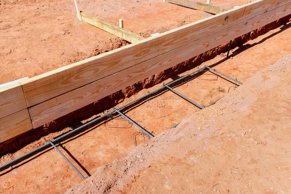 İnşaat işçileri temel olarak çelik inşaat demiri döşedi