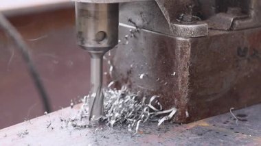 İnşaat alanında küçük talaşlarla metal kirişleri etkili bir şekilde delme aracı